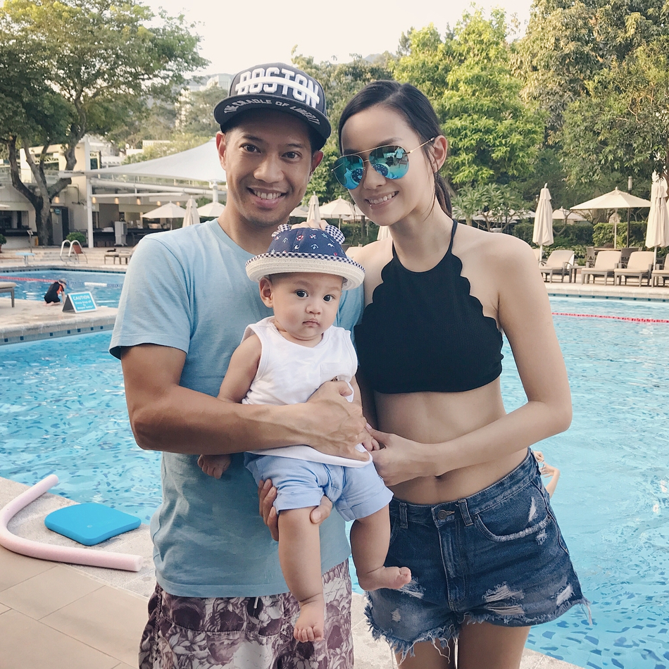 杨爱瑾与老公抱娃游泳晒小蛮腰