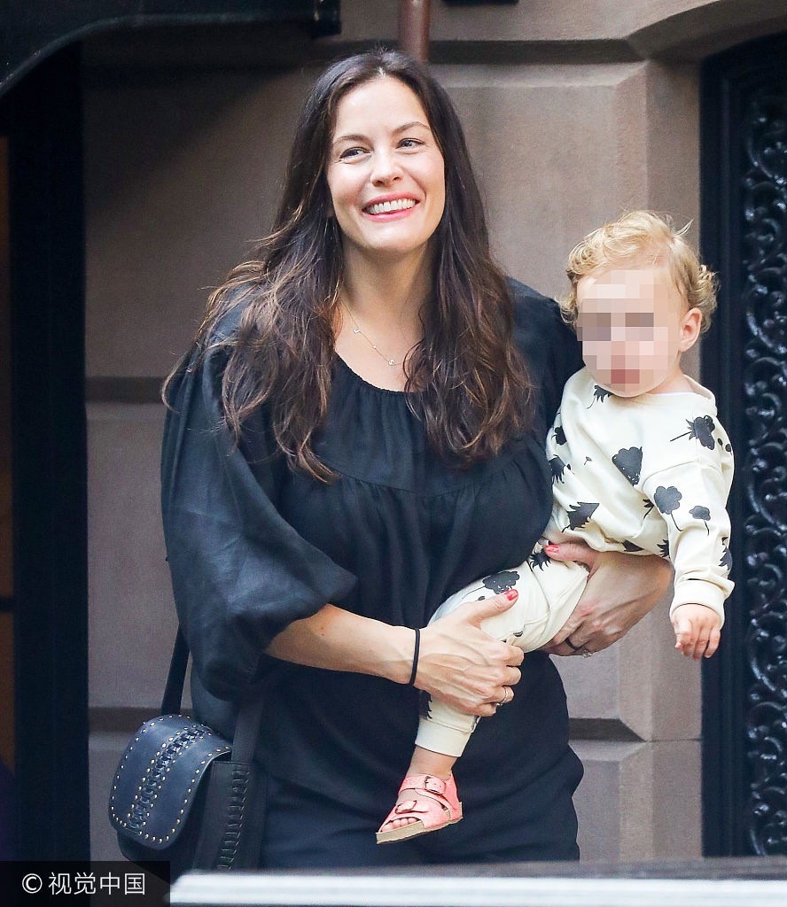 "精灵公主"丽芙·泰勒抱娃出街露甜笑_高清图集_新浪网