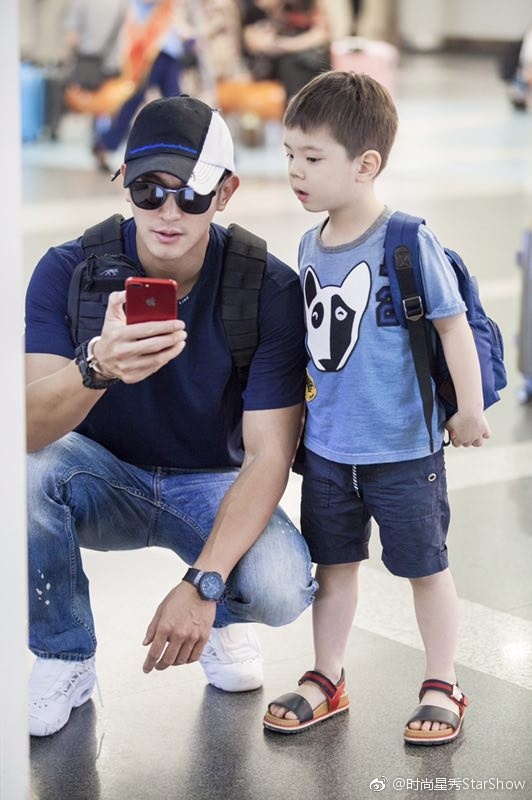 杜江与嗯哼一同现身首都机场