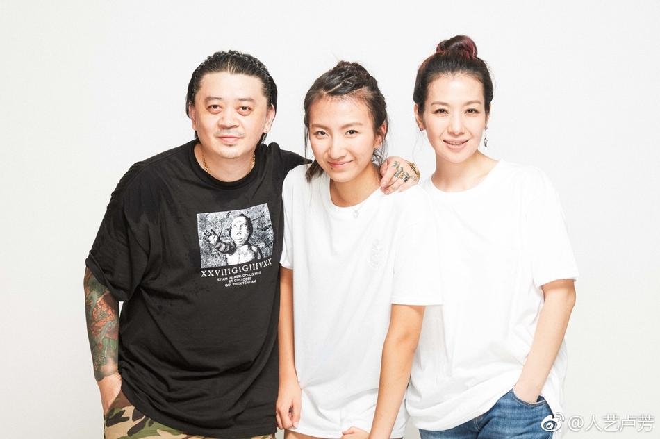 胡军娇妻晒儿子女儿温馨合照