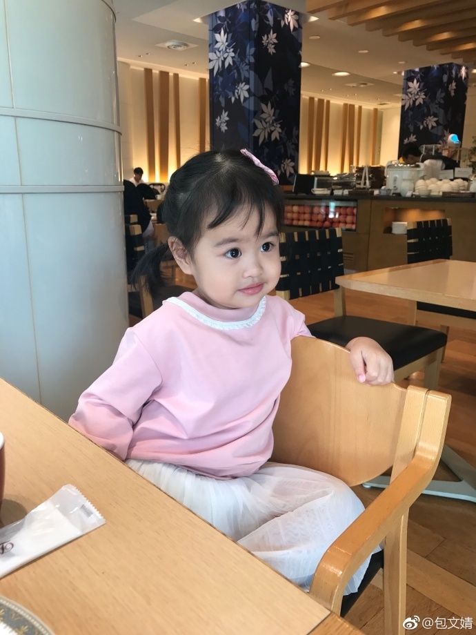 包文婧女儿饺子吃水果hin呆萌