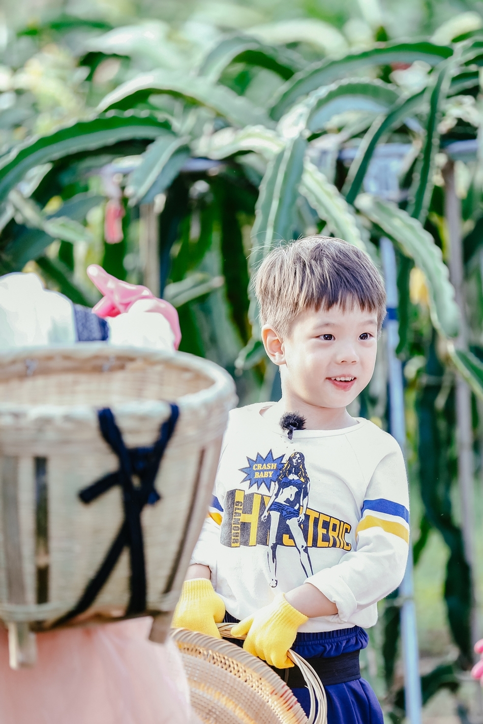 近期《爸爸去哪》嗯哼大王凭借清奇的脑回路和可爱的小表情圈粉无数.