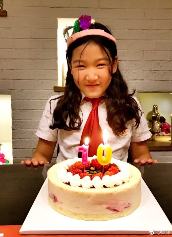 管虎梁静10岁女儿俏皮可爱