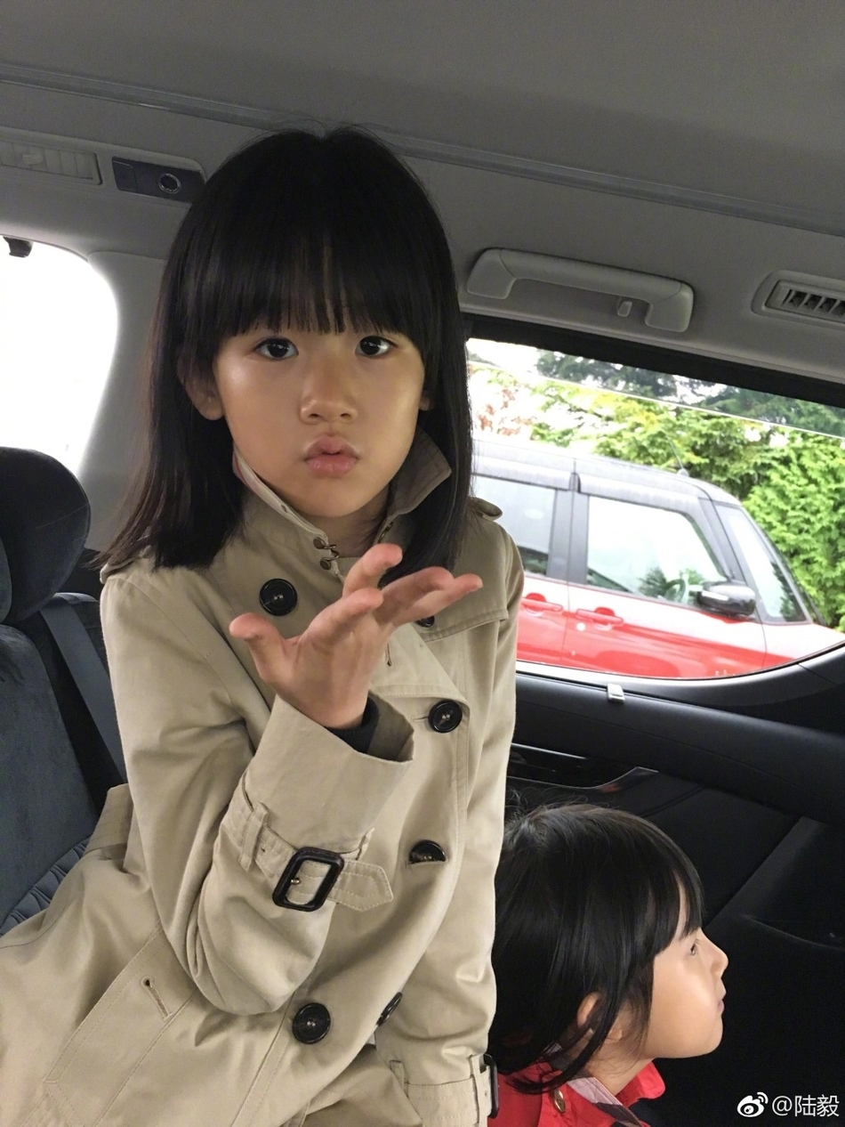 陆毅大女儿嘟嘴送飞吻可爱到爆
