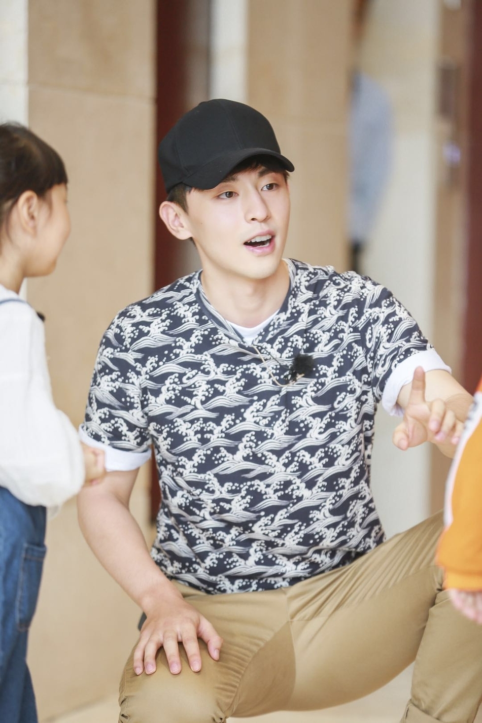 邓伦小山竹拿红手绢街头卖艺