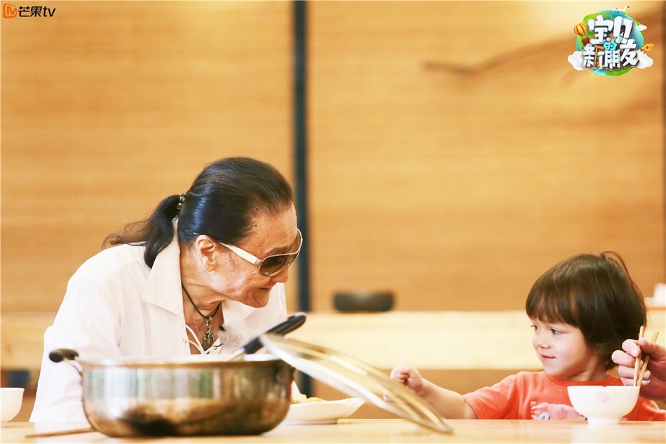 谢贤贴心喂小宝吃饭