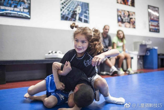 摄影师拍摄了一组儿童格斗的照片