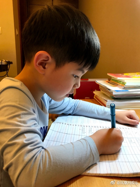 大图 全屏观看 1 / 7 今天上午,胡可晒出一组安吉认真写作业的照片