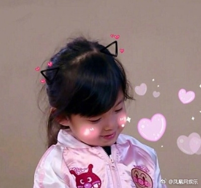 小泡芙与妈妈现身机场 粉色大衣笑容灿烂