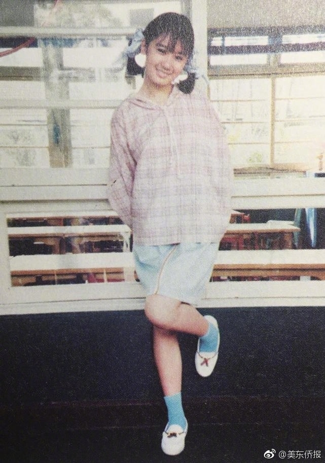 她在书中晒出自己一批罕见的童年照,令人惊讶的是,小时候的贾静雯跟