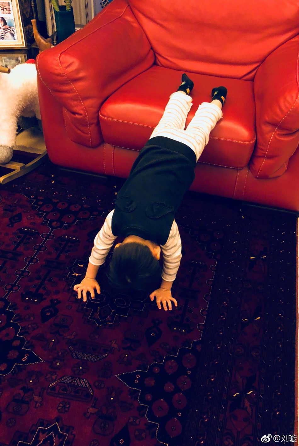 刘璇晒儿子倒立照