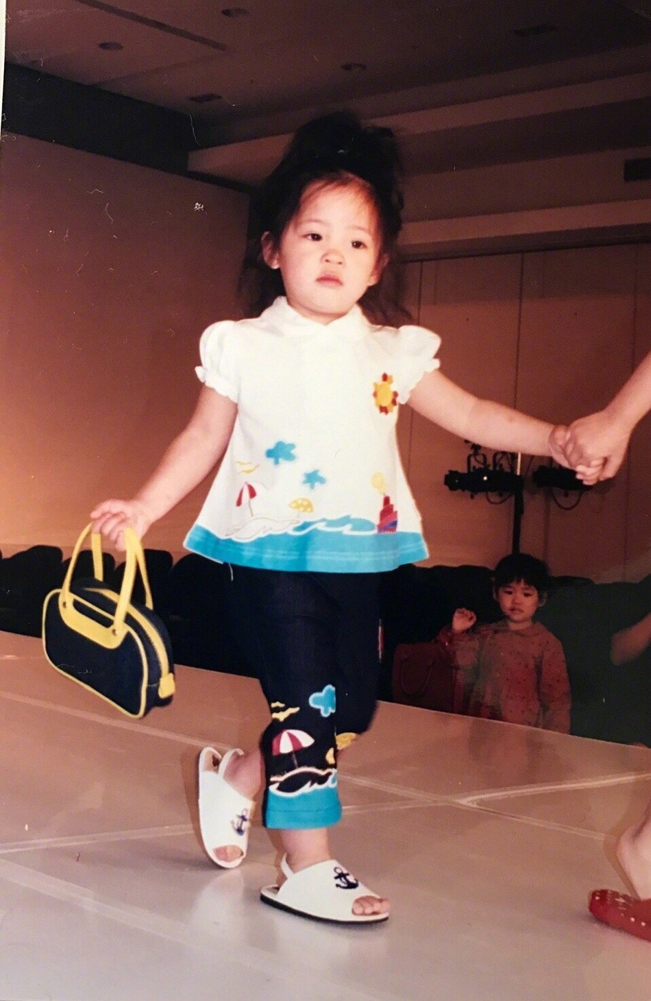 儿时的欧阳娜娜走秀被吓哭