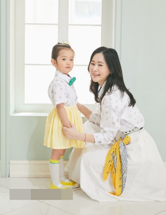 韩星夫妇尹尚贤maybee拍宣传写真