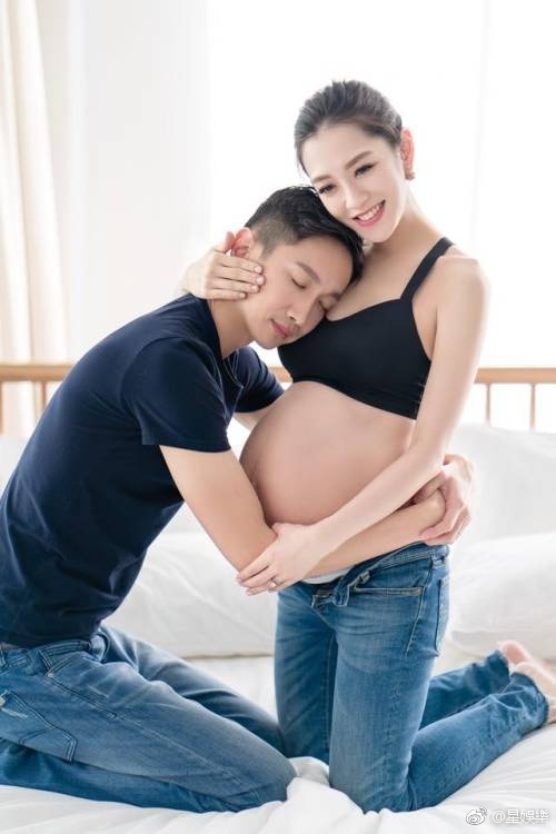 杨千霈晒宝宝小手宣布产女