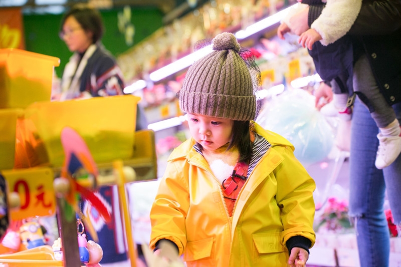贾静雯一家逛花市 咘咘大眼超抢镜
