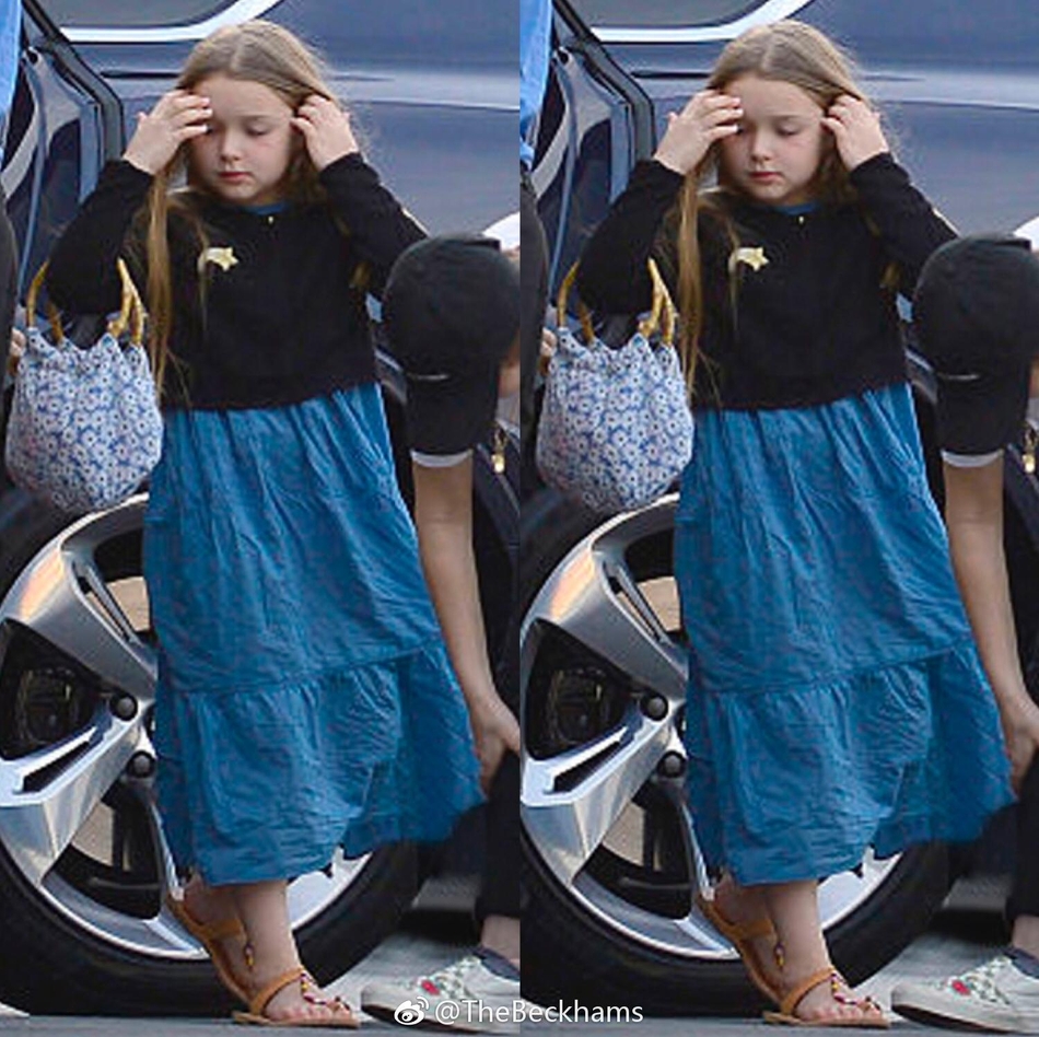 贝克汉姆紧牵小七画面温馨有爱