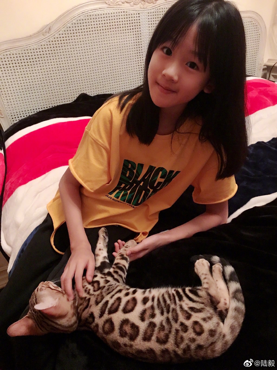 陆毅晒女儿嘟嘴卖萌照