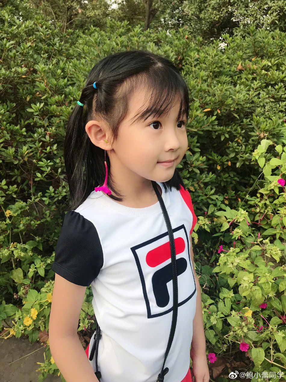1 / 7 10月13日,鲍蕾在微博晒出了与两个女儿一起游玩动物园的照片