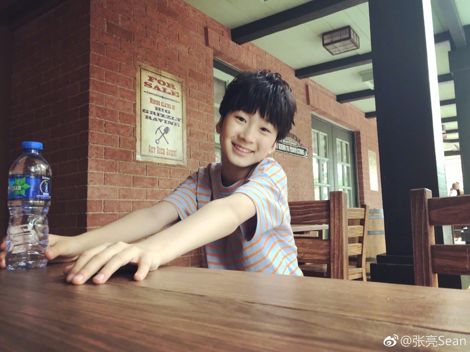 5 5月4日下午,张亮在微博更新与儿子天天置身迪士尼的照片,照片中天天