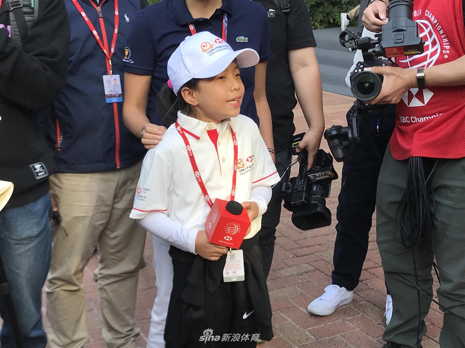 刘国梁女儿刘宇婕客串采访小记者