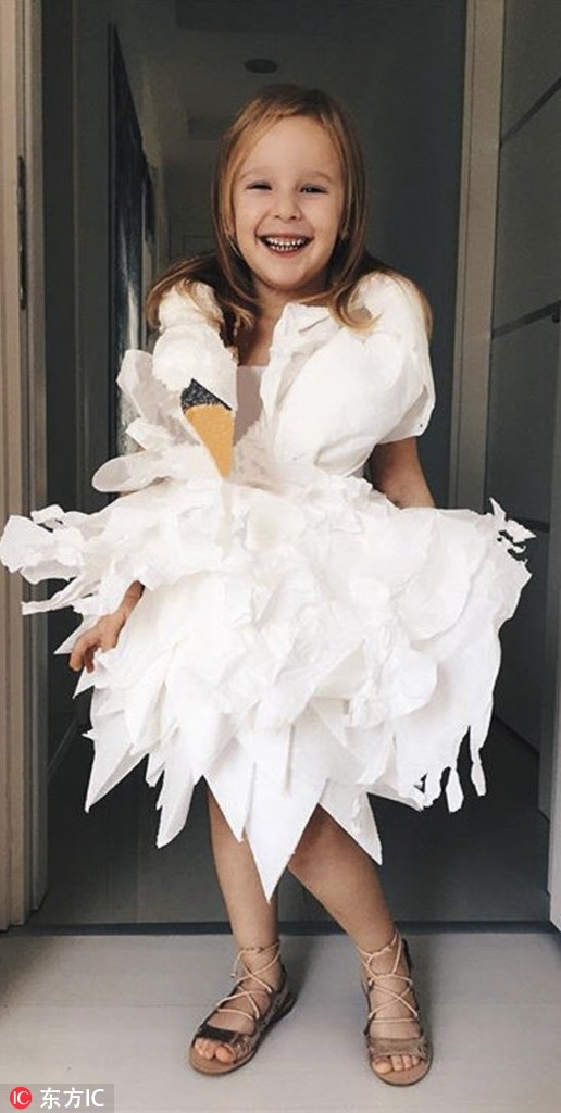 国外4岁萝莉穿diy礼服模仿明星