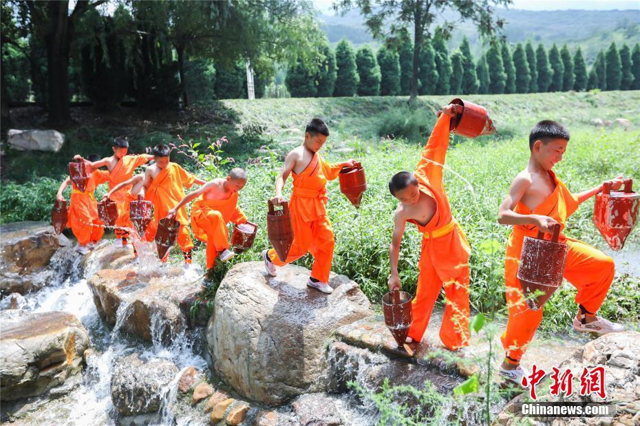 少林小子苦练提水功