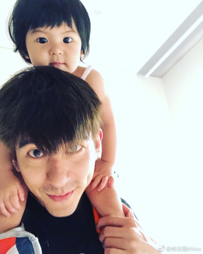 修杰楷晒咘咘bo妞骑大马萌照