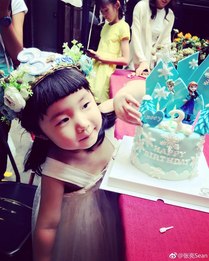张亮为女儿庆祝3岁生日