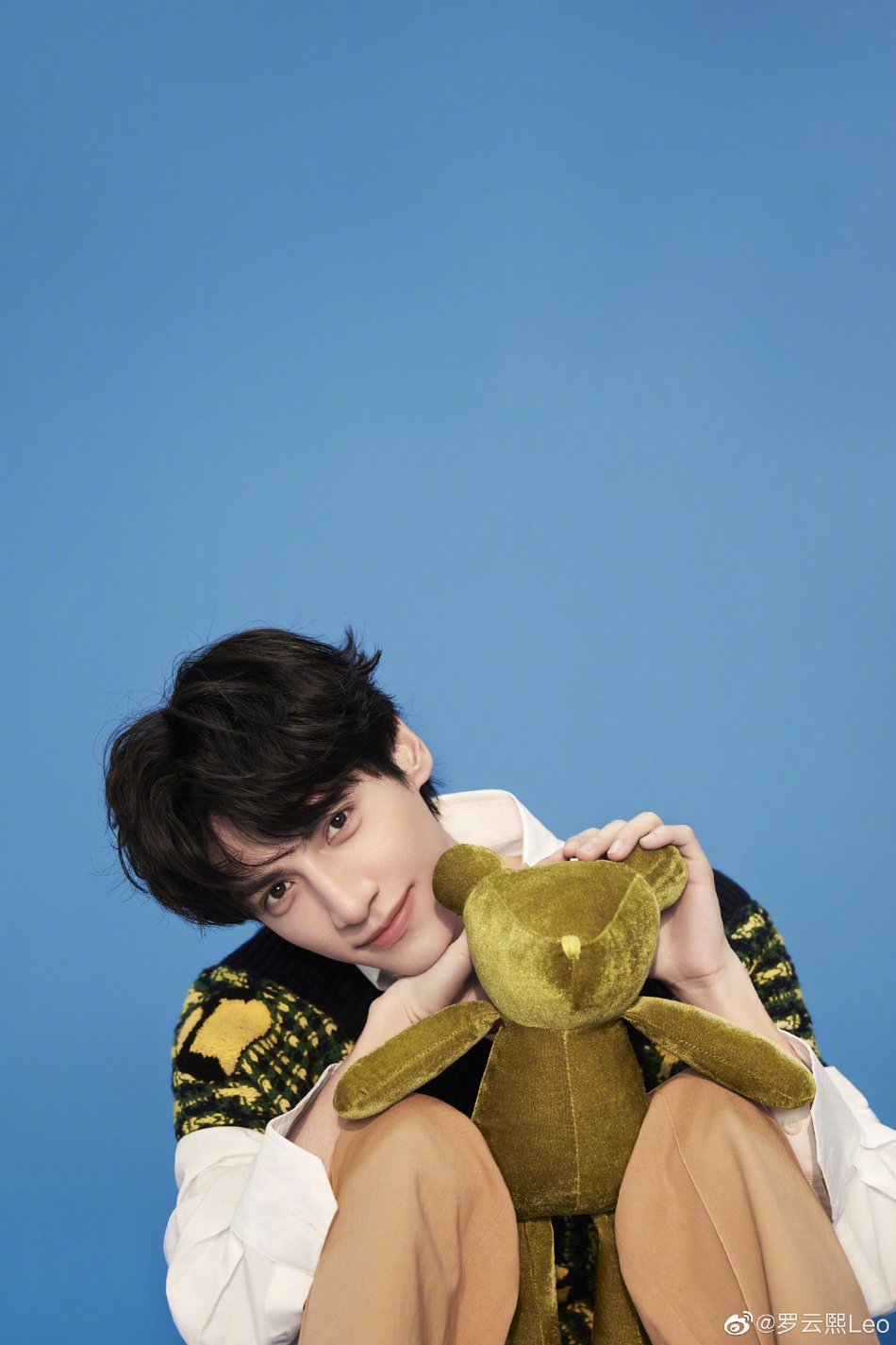 罗云熙童年照曝光 眉眼清秀