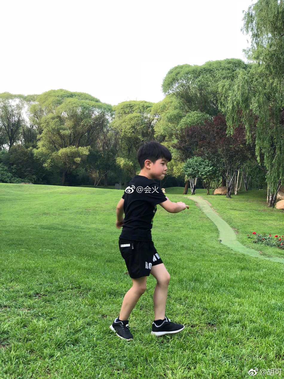 安吉玩耍受伤包扎不哭显勇敢