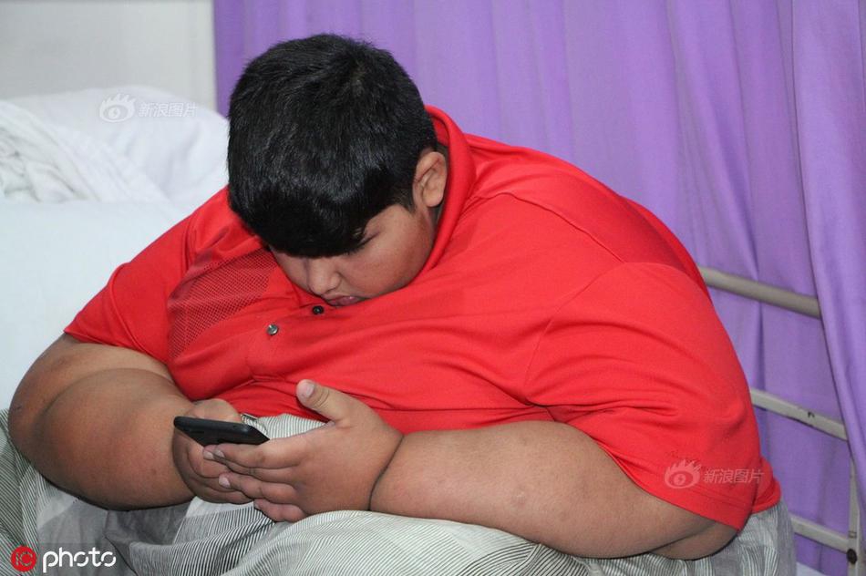 640x377,128kb,424_25010岁体重192公斤 网友 他的人生一开始就很孤单