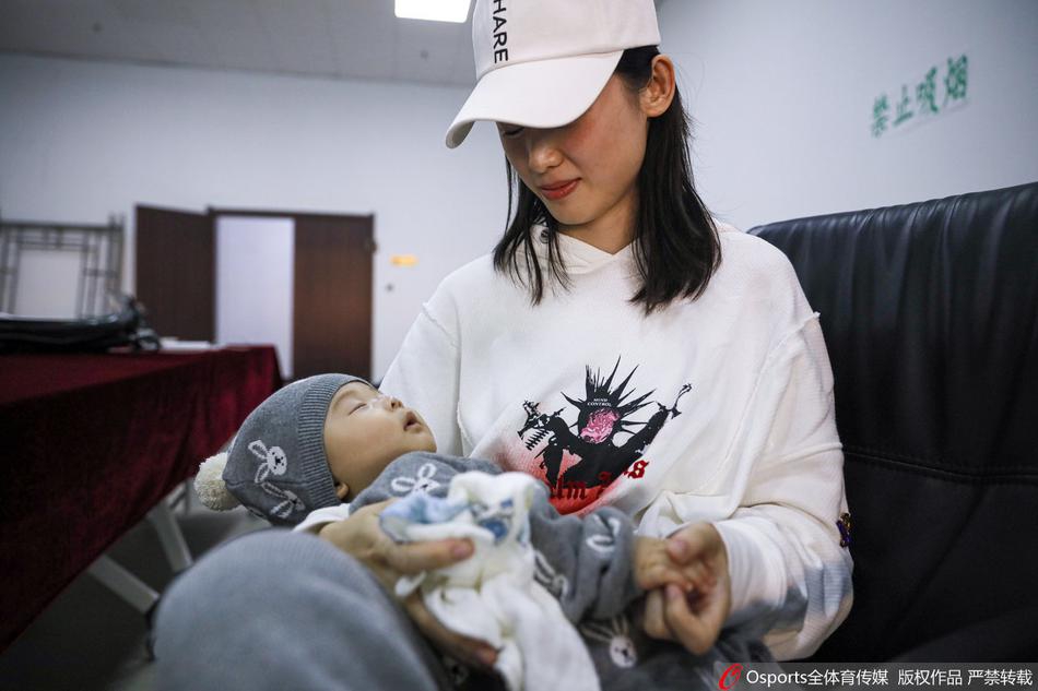 谭龙爱子在妻子怀中熟睡