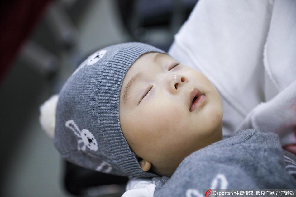 谭龙爱子在妻子怀中熟睡