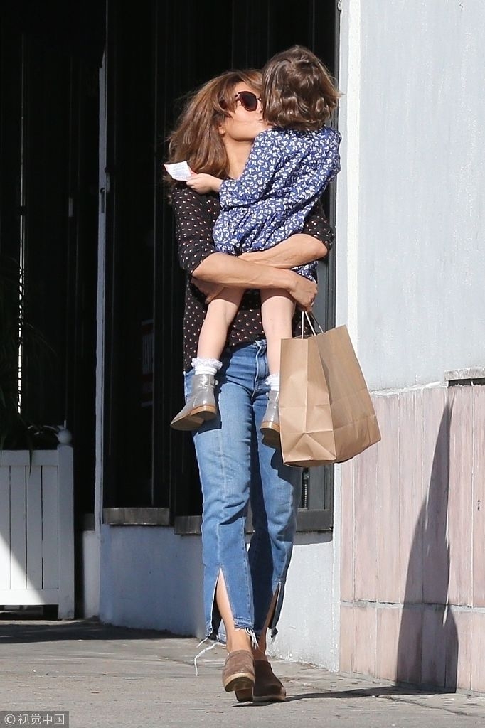 伊娃·门德斯抱女儿满脸宠溺