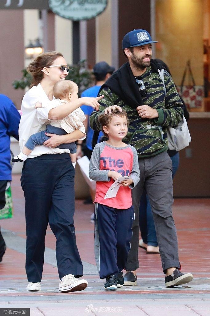 娜塔莉携家人出街秀幸福