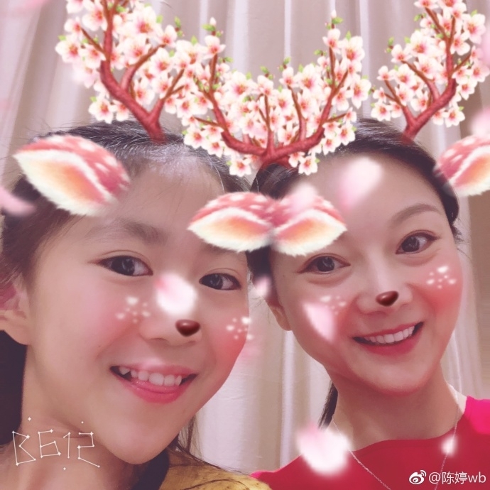 张艺谋妻女搞怪自拍两人都美_高清图集_新浪网