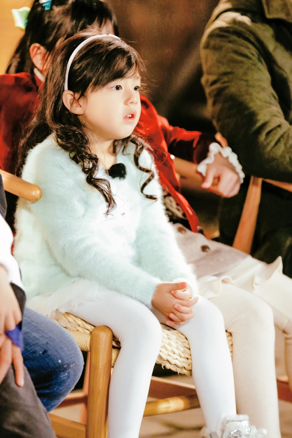 neinei小泡芙同挤一椅难分舍