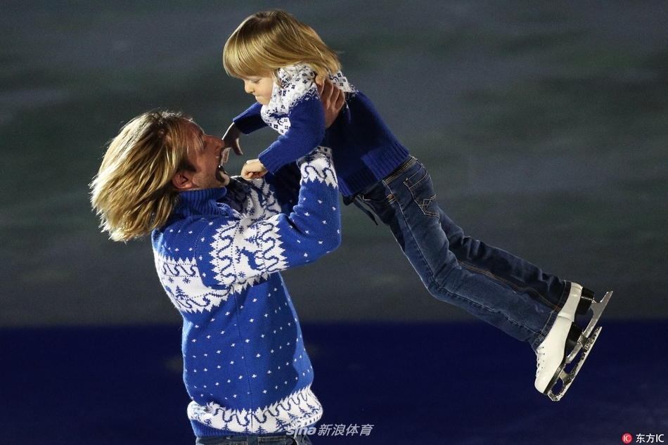 冰王子普鲁申科与儿子共舞画面惊艳