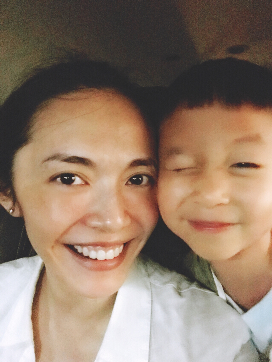 姚晨与儿子小土豆开心自拍 母子两贴面合影画面温馨