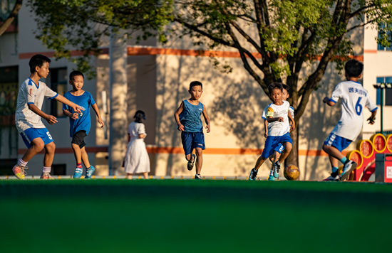 9月14日，江西省新余市逸夫小学的小学生们在操场上进行丰富多彩的足球、篮球、羽毛球等运动项目。