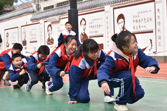 11月24日，湖南省娄底市双峰县三立学校学生在参加“多足虫”爬行比赛。