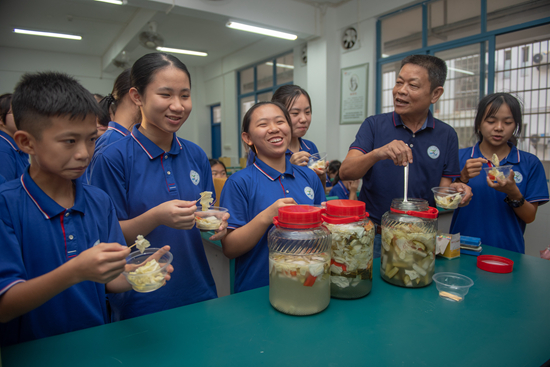 11月3日，在海南省万宁中学，学生上腌制食品制作课，品尝自制的泡菜。本版图片均由视觉中国供图