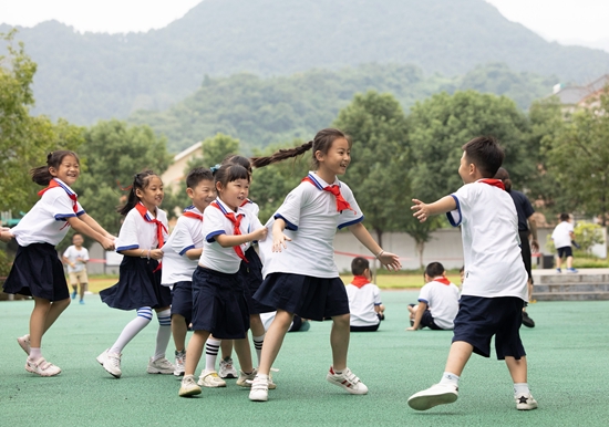 9月7日，浙江省诸暨市应店街镇中心小学的学生在操场上做游戏。