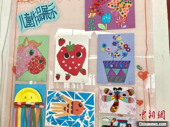 图为北京市儿童福利院教室内的作品展示。　徐婧 摄