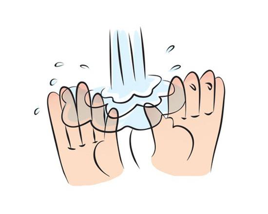  然后用脱脂棉球或一次性纱布，沾湿温水，湿敷宝宝的眼睛，