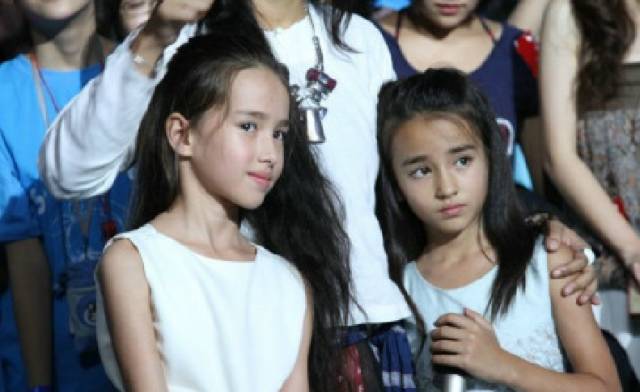 后来中国达人秀邀请雨林精灵表演,此时的林妲和宛妲已经能独自登台了.