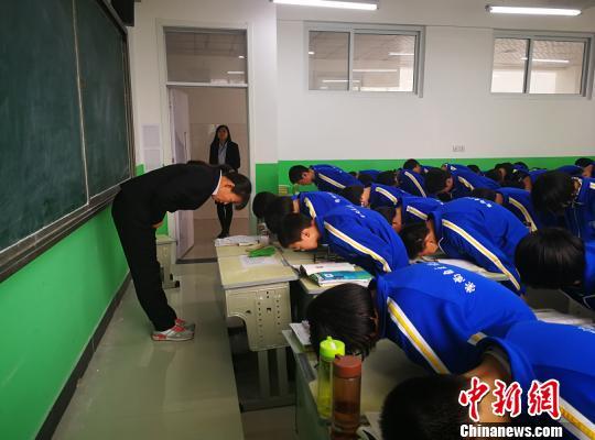 曲周县尚书中学学生在上课之前向老师行鞠躬礼,老师回礼. 李晓伟 摄