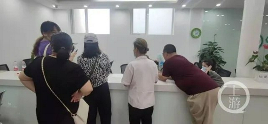 8月31日，北京，巨人教育报名大厅陆续有家长前来登记退款事宜|上游新闻记者 李洪鹏 摄