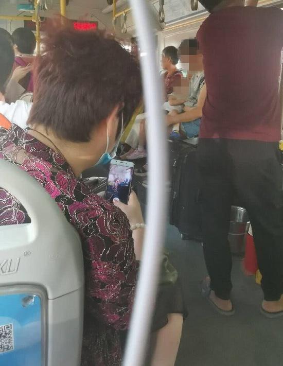 年轻妈妈公交车上哺乳被拍 拍照者连发三四个群|偷拍|哺乳|喂奶_新浪