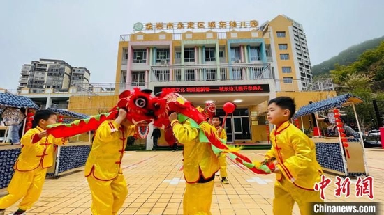 孩子们舞狮表演。　永定区融媒体中心供图